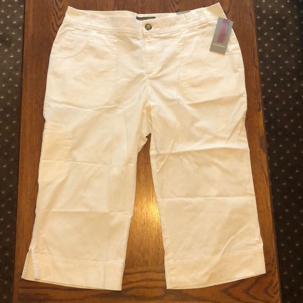 NWT: Dockers mid-rise, curvy fit Capri cargo pants